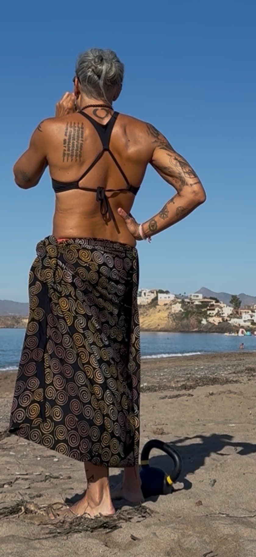 Sol de espaldas junto al mar
